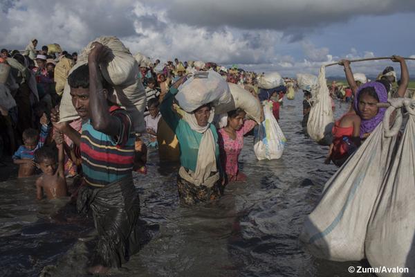 Rohingya refugees flee Burma to Bangladesh